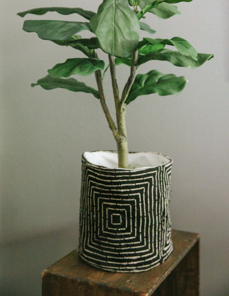 
                
                    Load image into Gallery viewer, Mud Cloth Plant Cover - Nova
                
            