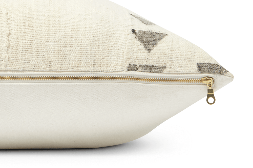 
                
                    Load image into Gallery viewer, This is the upclose view of the Clayson mud cloth pillow  Ykk exposed brass zipper.  You can see the donut pull.
                
            